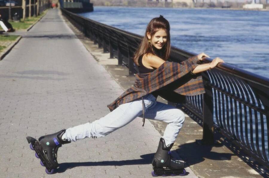 Sarah Michelle Gellar Rollerblading