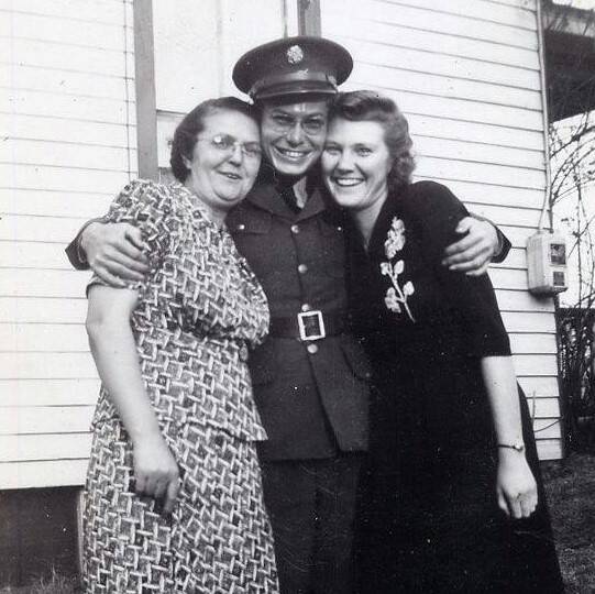 Desmond Doss With His Mother And Wife