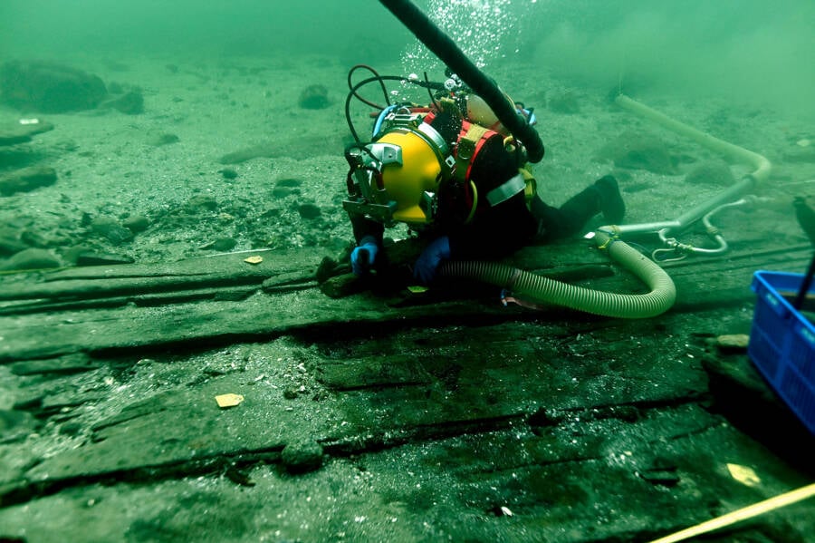 Divers Excavating Svaelget 2