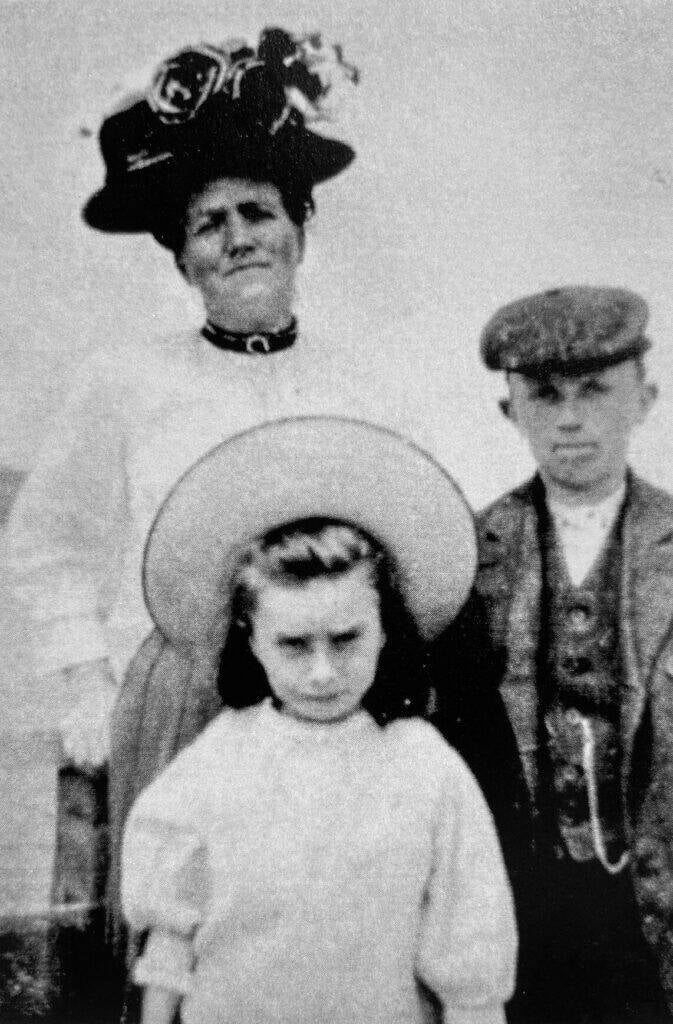 Maud Lewis With Her Mother And Brother