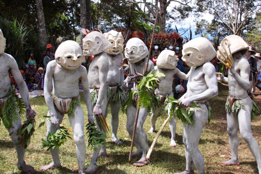 Asaro Mudmen Prepare To Perform