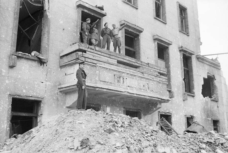 Soviet And British Troops On The Reich Chancellery